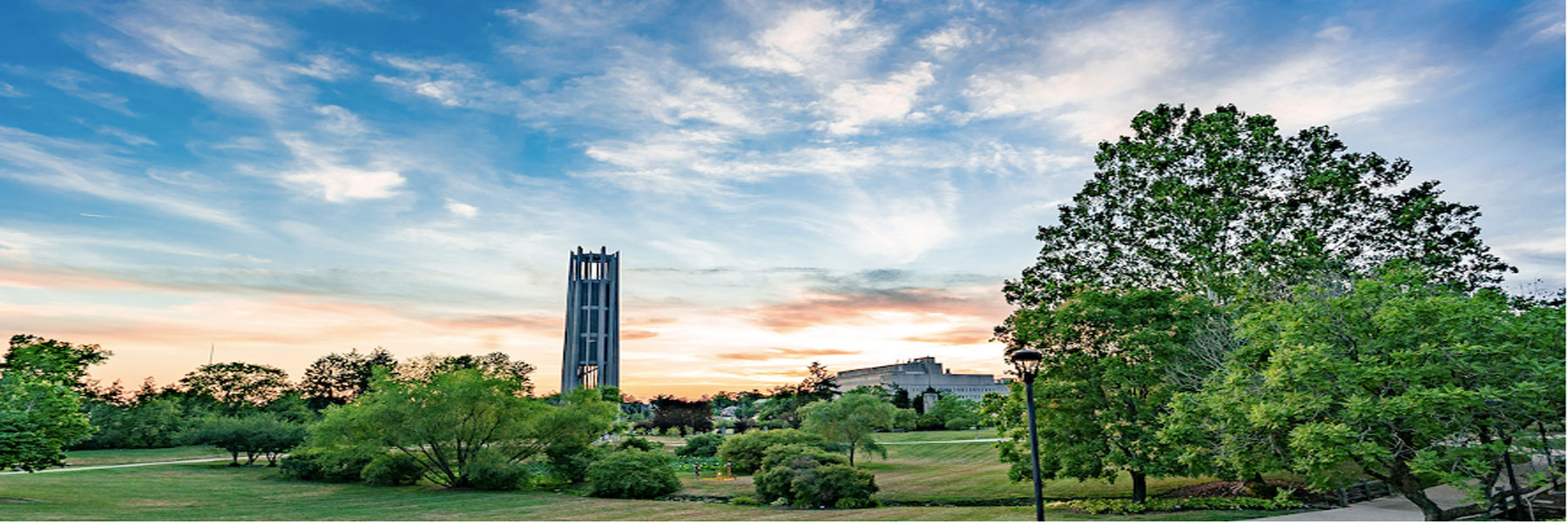 日落时分，印第安纳大学布卢明顿校区中央的钟塔。