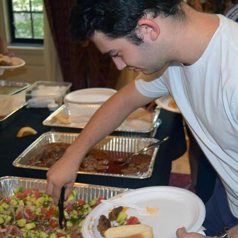 男人深入自助餐的食物