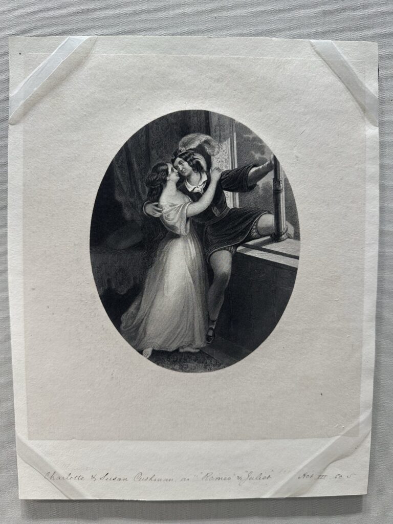 夏洛特·库什曼和苏珊·库什曼的罗密欧与朱丽叶的雕刻版画。两个女人热情地拥抱在一起，罗密欧爬上阳台去见朱丽叶。