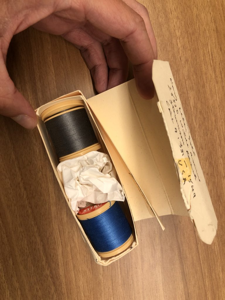 一盒打开的照片显示,它包含两个捆线。