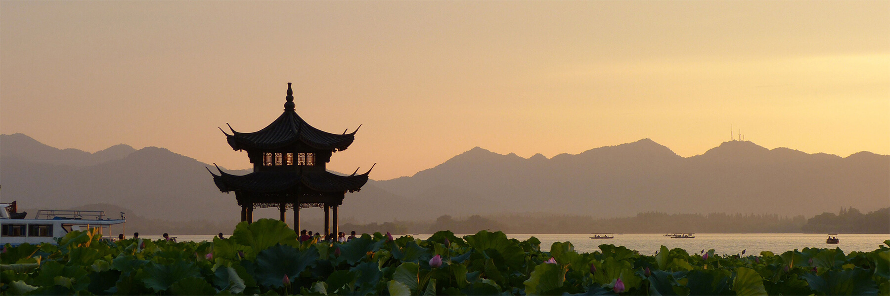 中国建筑一条河边