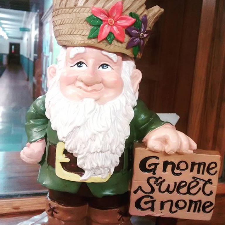 小侏儒雕像举着牌子,写着“gnome甜gnome”