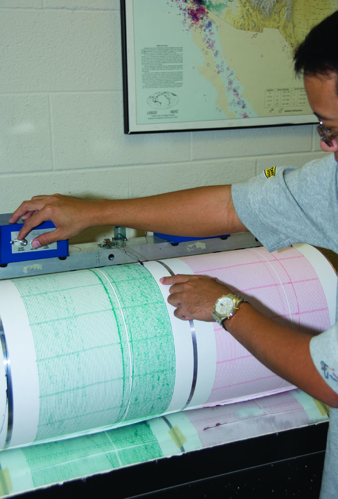 地震小屋是一个retangular拖车大约10英尺高,被一辆卡车拉。