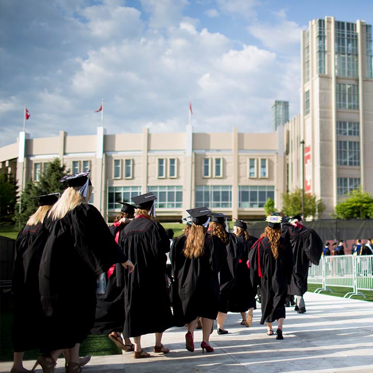 毕业生学位帽和学位服走进礼堂的印第安纳大学的毕业典礼。雷竞技官方网站下载