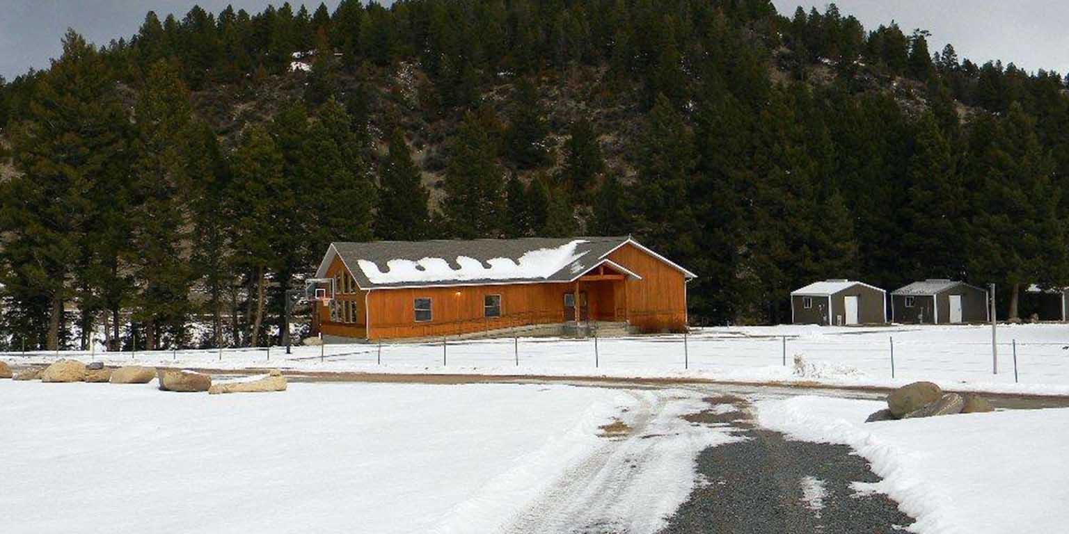 背后站主要建筑与雪和山