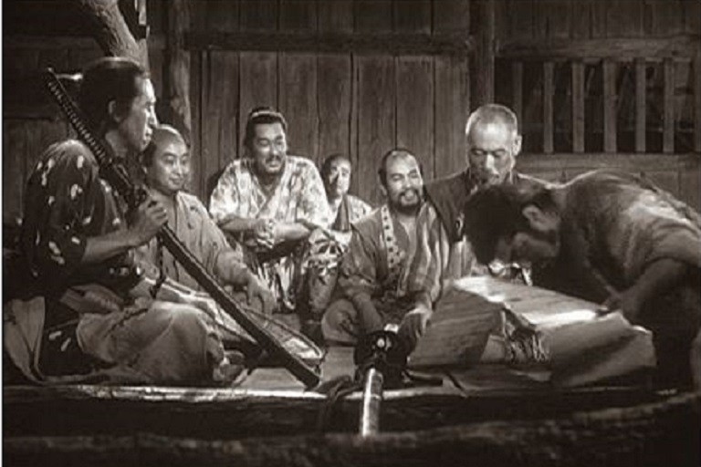 电影《七武士》中，一群男人围成一圈