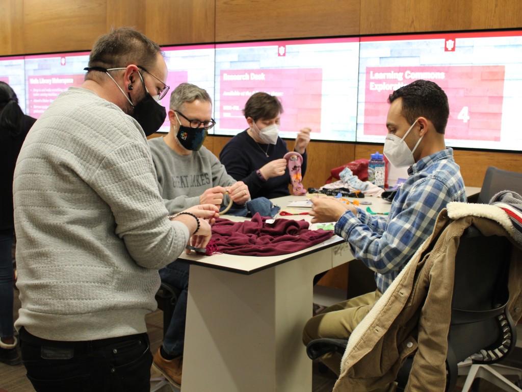 学生参加一个Makerspace车间学习。