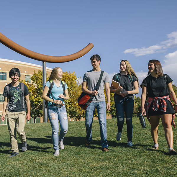 群montanta州立大学学生幸福地走在一起。