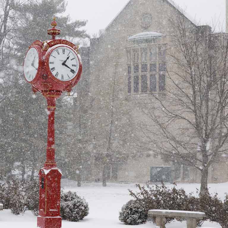 一个下雪天印第安纳大学校园里的红色大钟