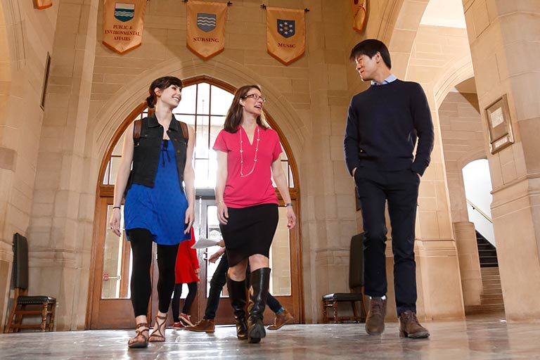 三个人交谈,因为他们走过大厅的印第安纳州纪念联盟。